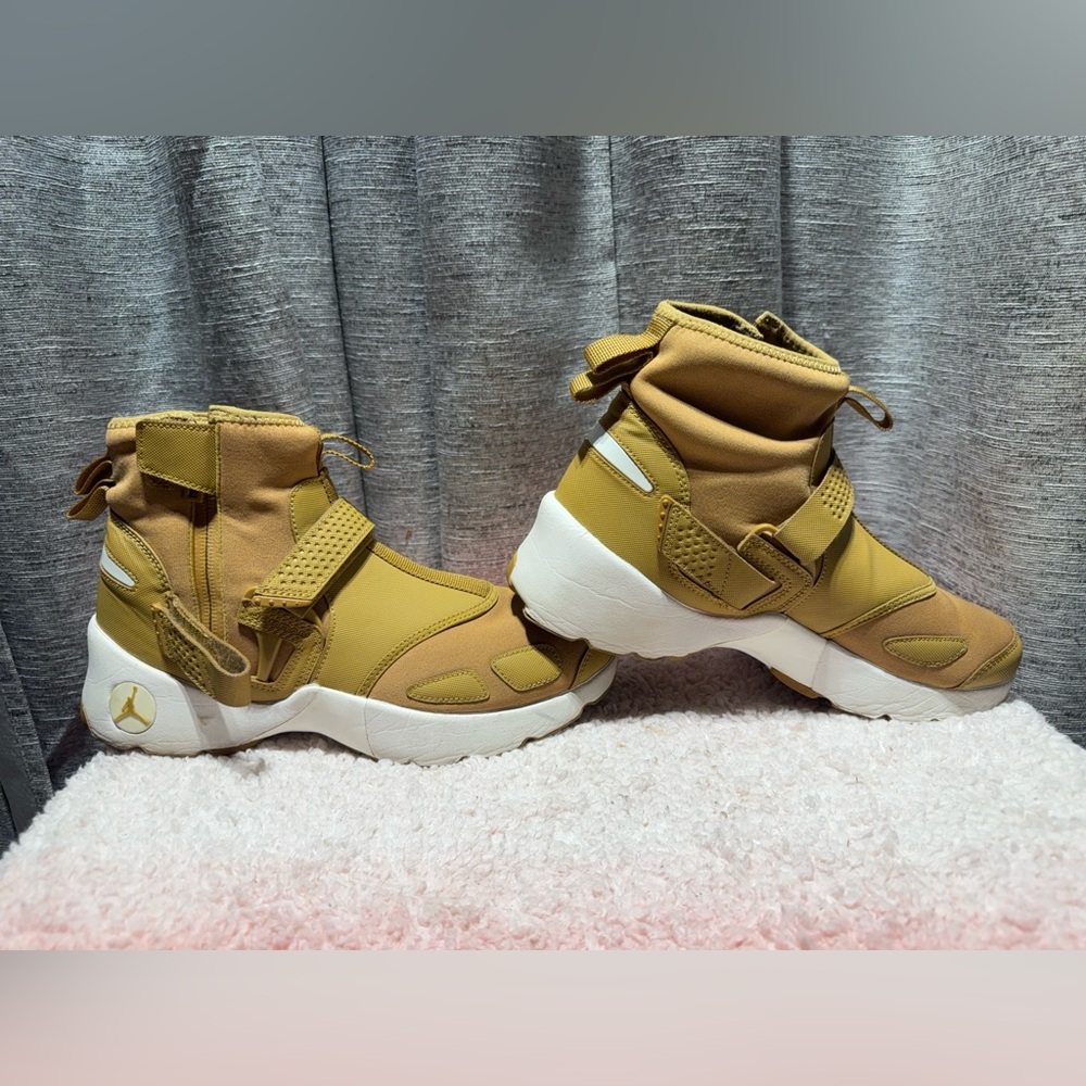 Stylish Women's Sneakers in Tan and White